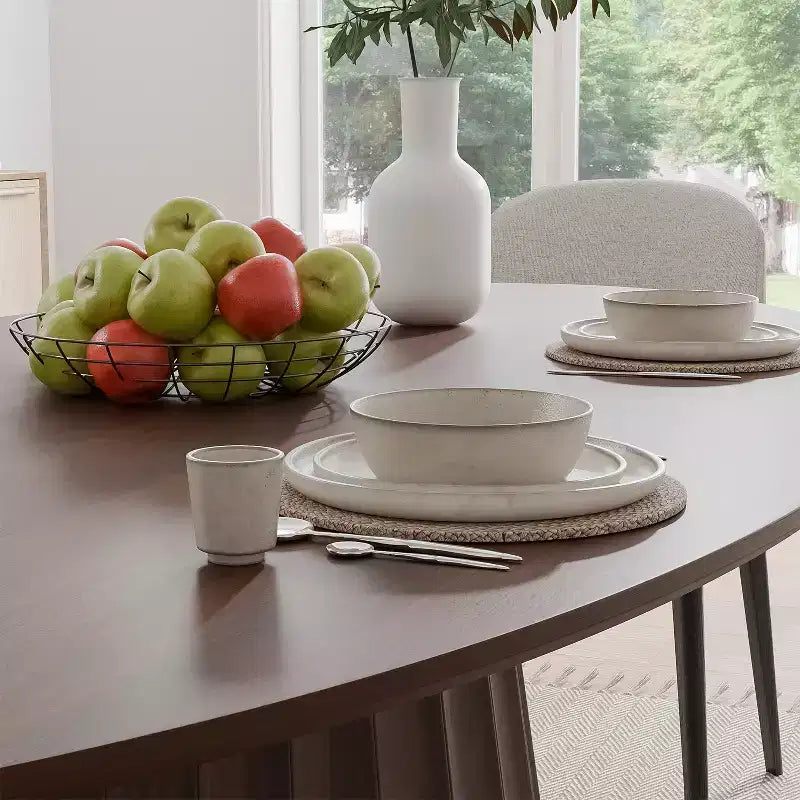 Table à manger ovale en bois massif avec piétement fuselé élégant pour 6 personnes
