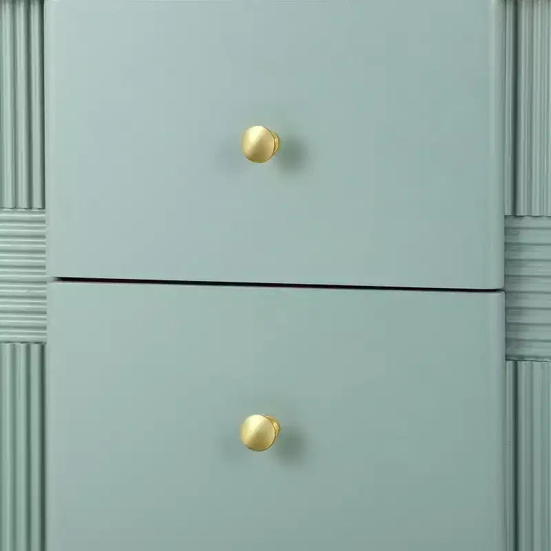 Table de chevet moderne minimaliste avec 2 tiroirs, poignées et pieds en métal doré, design texturé