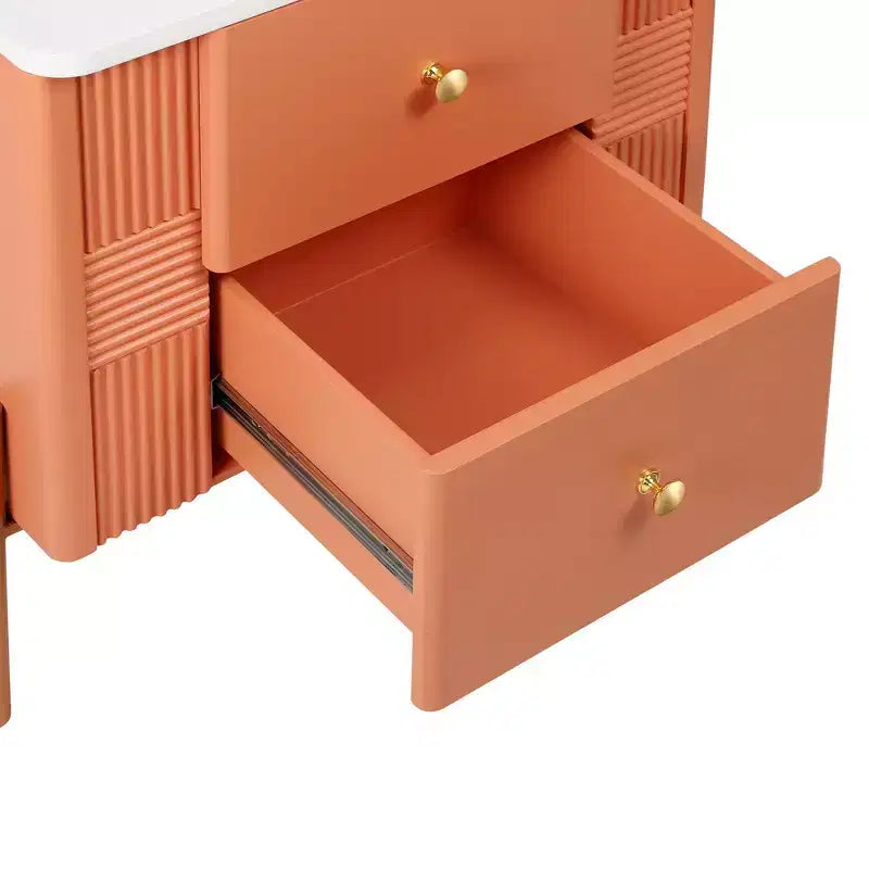 Table de chevet moderne minimaliste avec 2 tiroirs, poignées et pieds en métal doré, design texturé