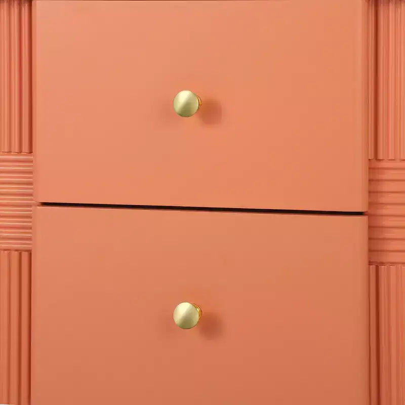 Table de chevet moderne minimaliste avec 2 tiroirs, poignées et pieds en métal doré, design texturé