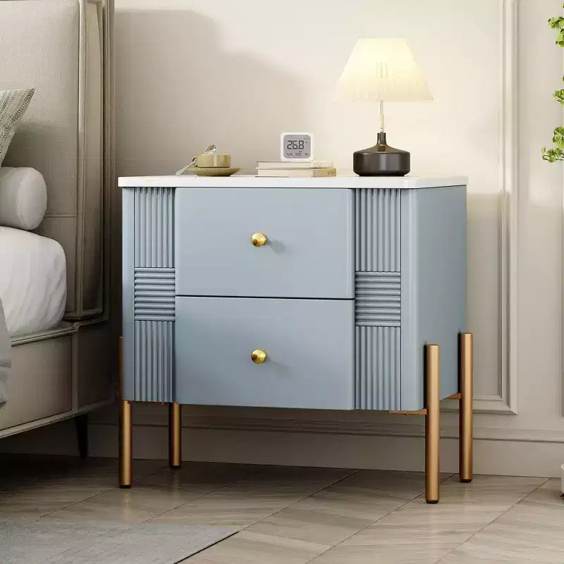 Table de chevet moderne minimaliste avec 2 tiroirs, poignées et pieds en métal doré, design texturé