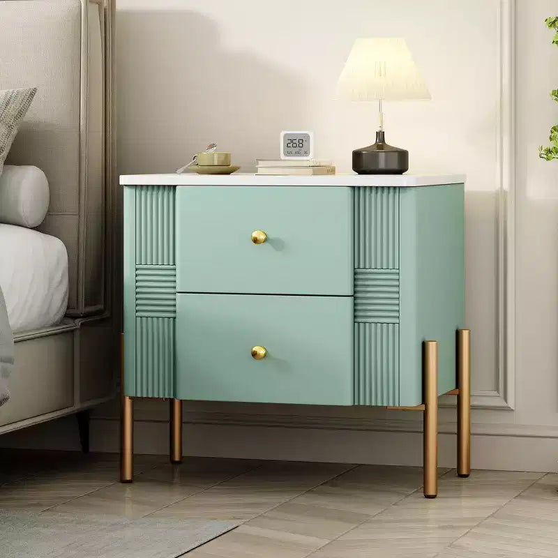 Table de chevet moderne minimaliste avec 2 tiroirs, poignées et pieds en métal doré, design texturé
