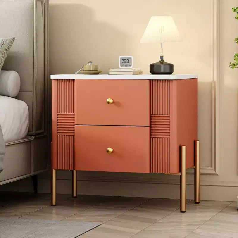 Table de chevet moderne minimaliste avec 2 tiroirs, poignées et pieds en métal doré, design texturé