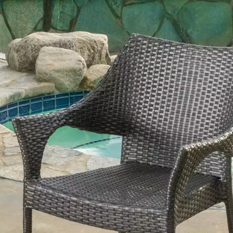 Fauteuil empilable en rotin PE gris, résistant aux intempéries, peu encombrant pour le patio